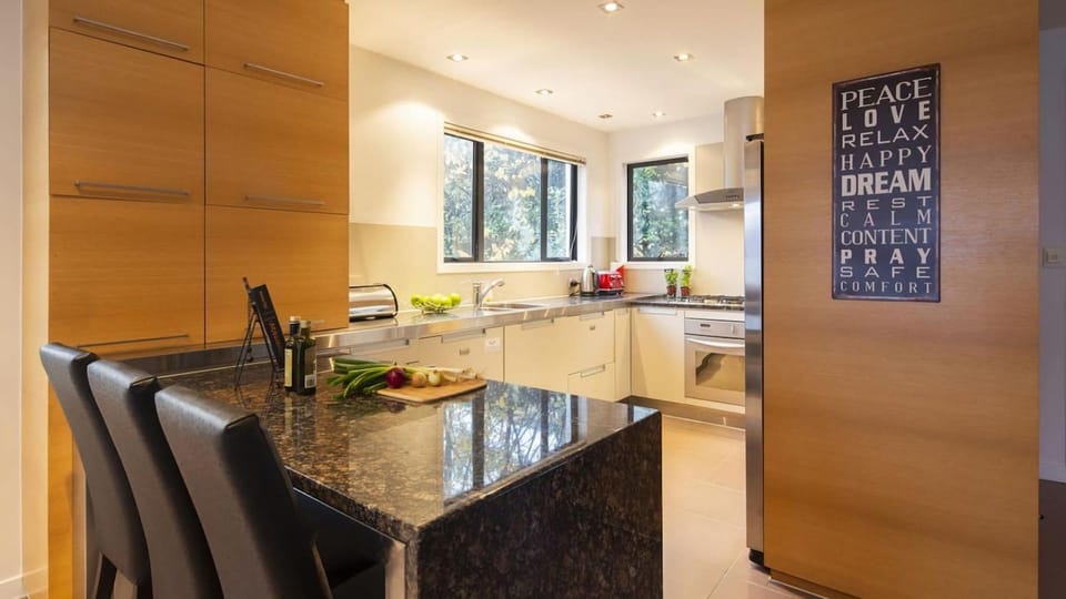 Well equipped kitchen with breakfast bar