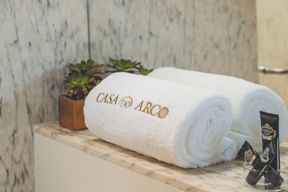 Double Room (Figueira) | Bathroom | Rainfall showerhead, designer toiletries, hair dryer, bidet