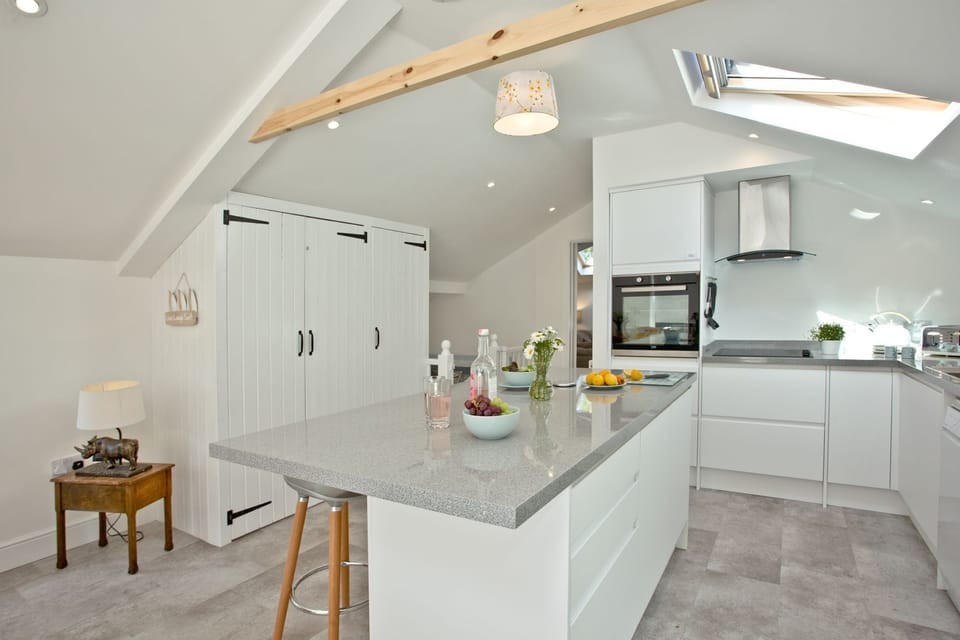 Breakfast Bar, Kitchen Island, Oven-The Mews