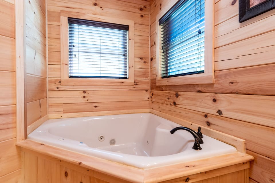 Huge soaking tub min Master Bathroom