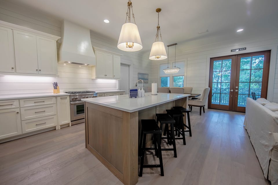 Beautiful spacious island with seating
