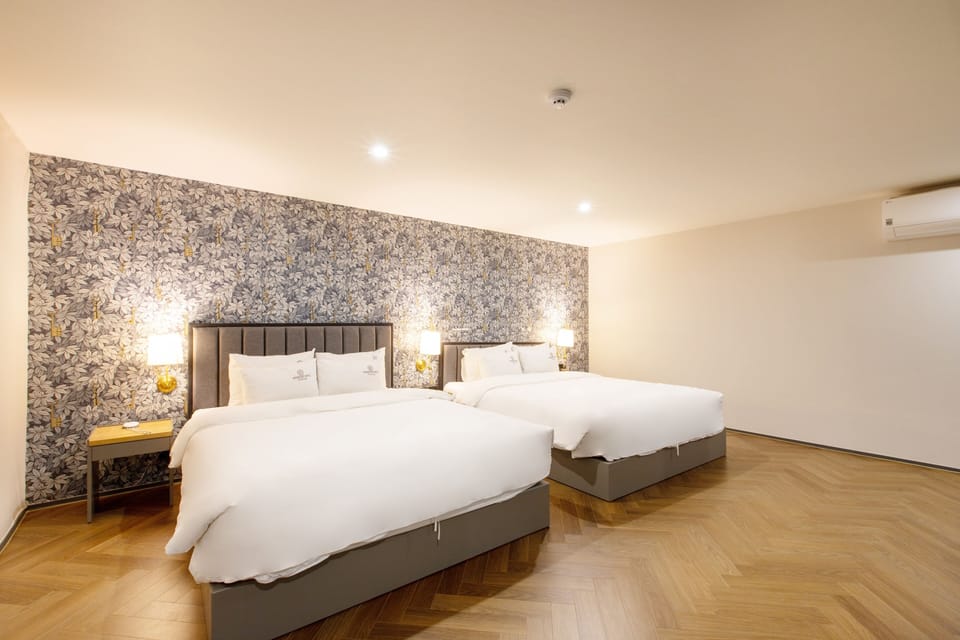 Suite Twin | Premium bedding, individually decorated, desk, laptop workspace