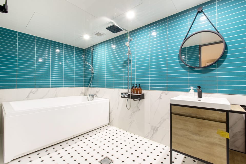 Couple PC Room | Bathroom | Free toiletries, hair dryer, bathrobes, slippers