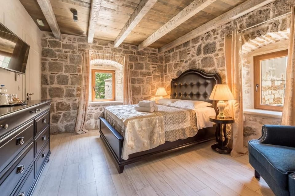 Deluxe Double or Twin Room, 1 Queen Bed | Premium bedding, minibar, in-room safe, individually decorated