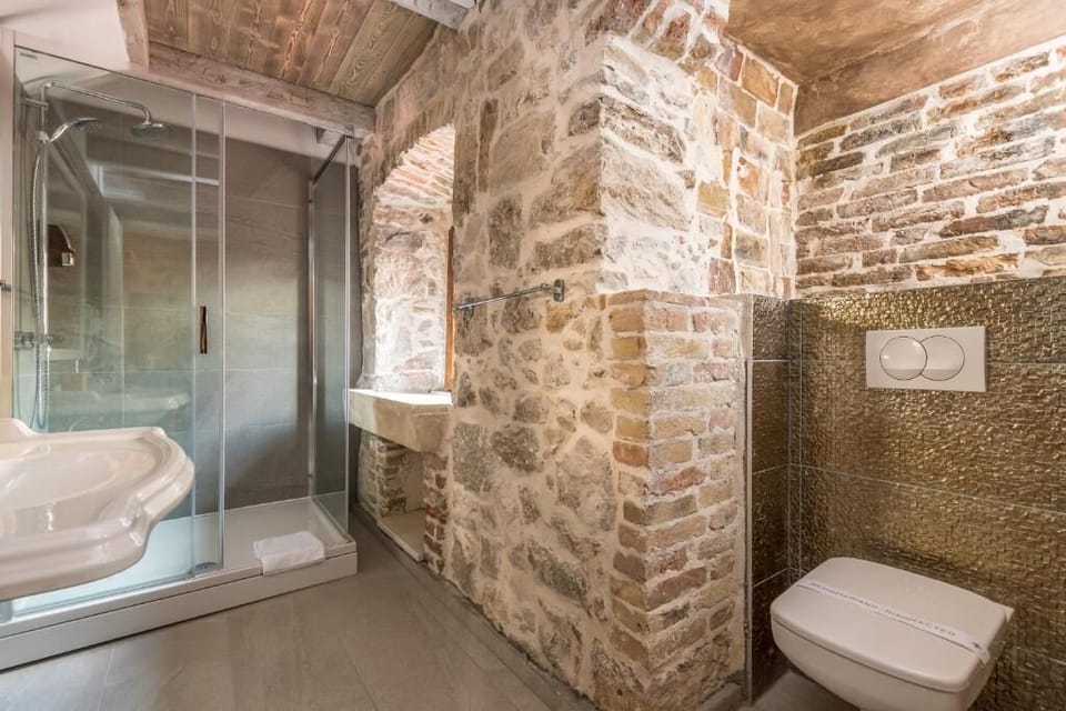 Deluxe Double or Twin Room, 1 Queen Bed | Bathroom | Shower, rainfall showerhead, designer toiletries, hair dryer
