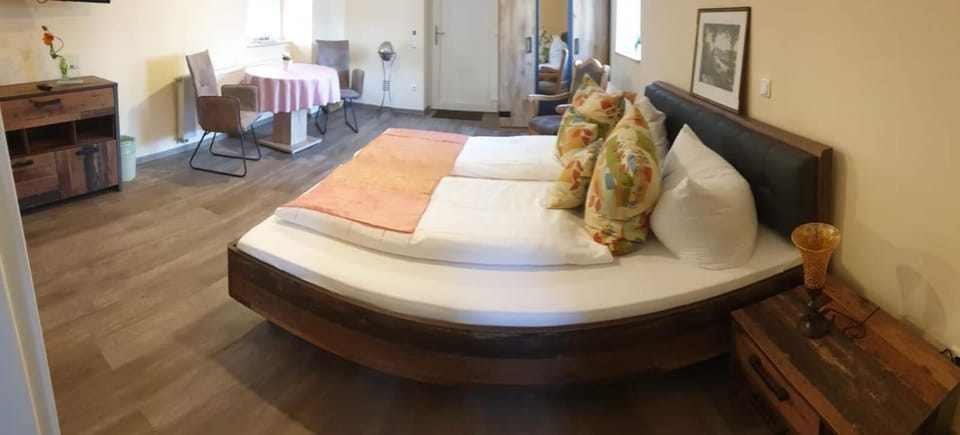 Desk, soundproofing, WiFi (free), bed sheets