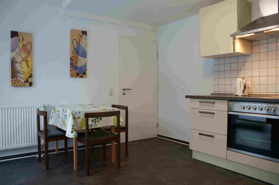 Apartment, 2 Bedrooms, Patio | Private kitchen | Fridge, microwave, oven, stovetop