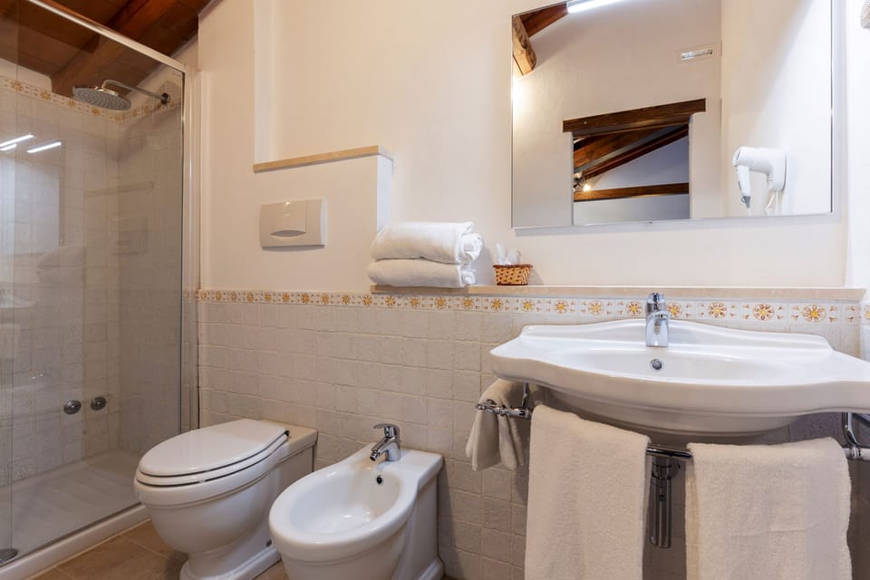 Standard Double Room | Bathroom | Shower, free toiletries, hair dryer, bidet