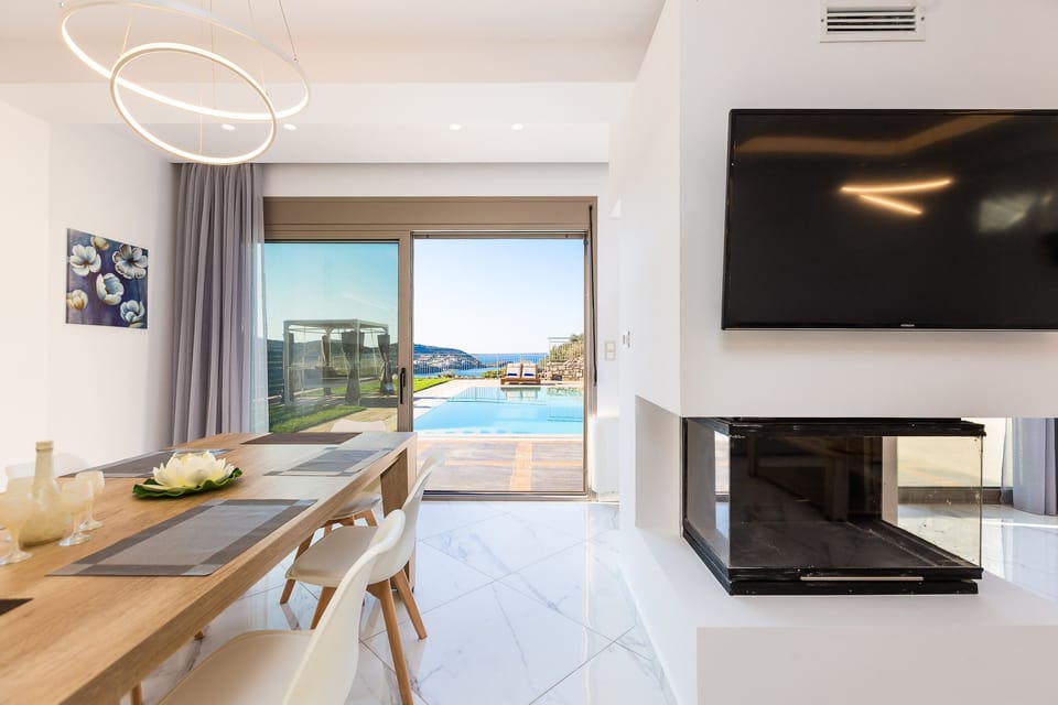 Stimulating views from the indoor dinning area.