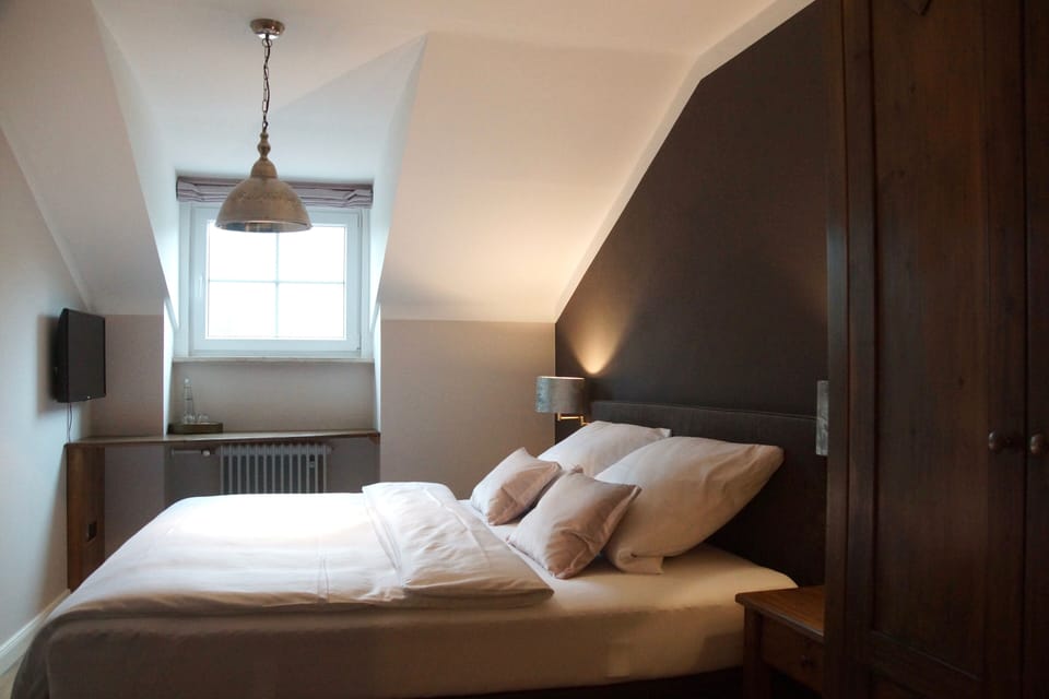 Basic Double Room | Desk, laptop workspace, WiFi (free), individually furnished