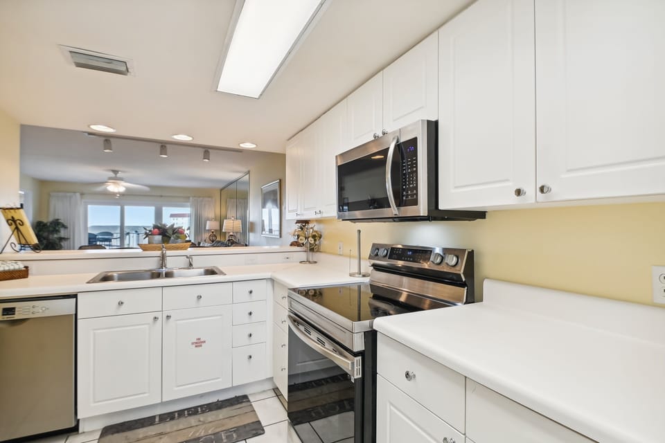 Condo, 2 Bedrooms | Private kitchen | Fridge, microwave, coffee/tea maker, toaster