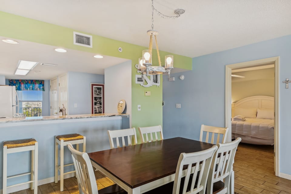 Condo, 2 Bedrooms | Dining