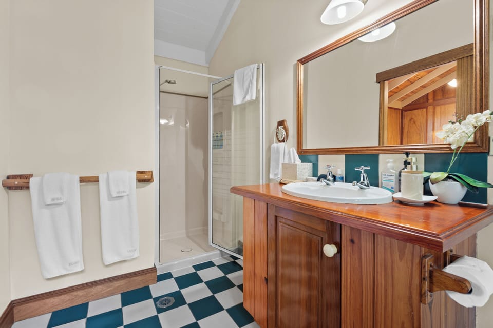 Lorikeet Room  | Bathroom | Shower, free toiletries, hair dryer, towels