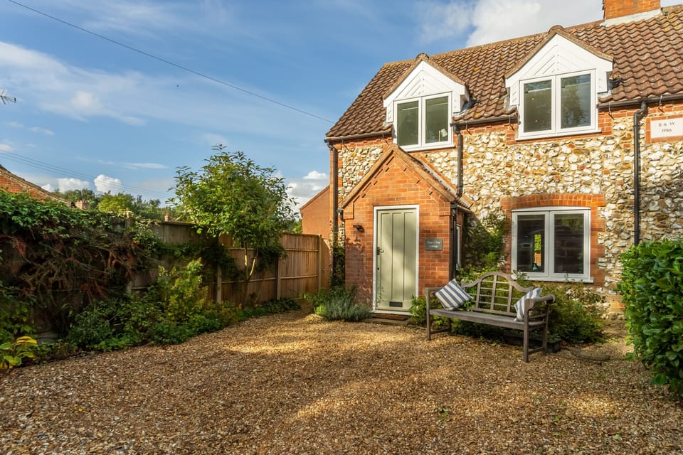 Cherry Tree Cottage, Great Bircham: Charming brick and flint cottage
