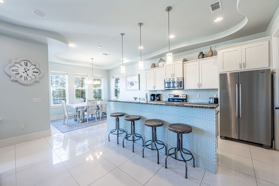 Breakfast Bar and Kitchen