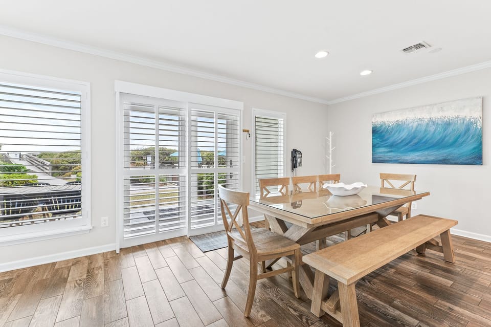 Dining with seating for 8+