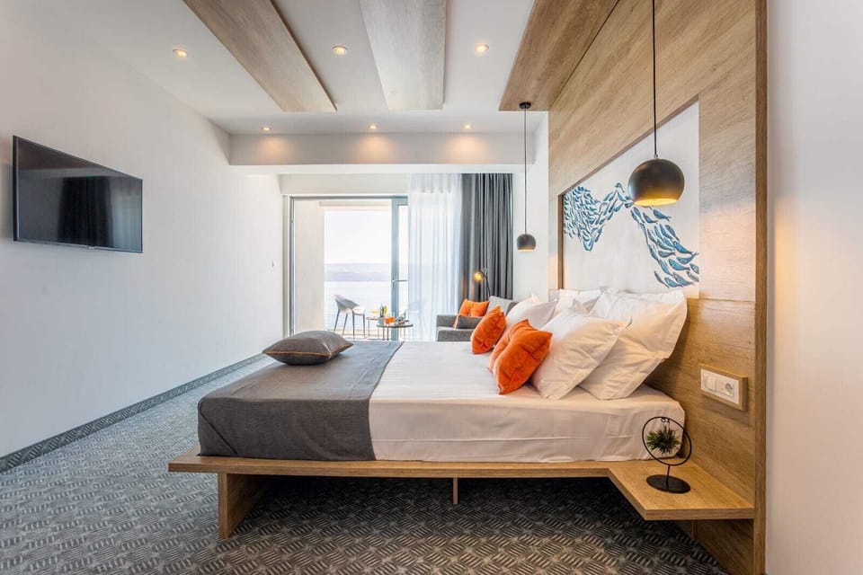 Deluxe room with glass balcony and sea view | Hypo-allergenic bedding, in-room safe, soundproofing, free WiFi