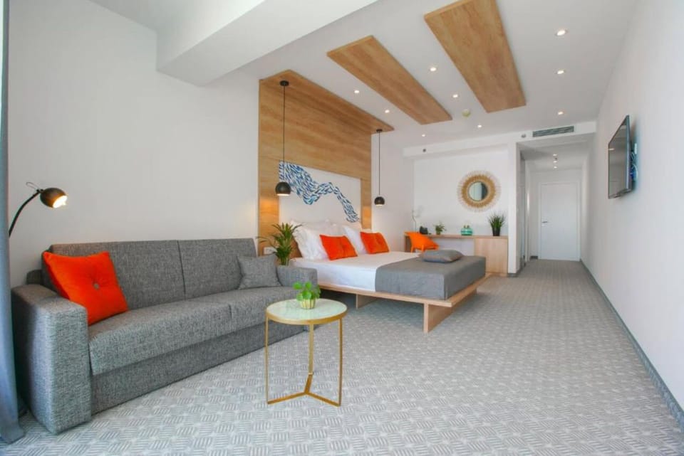 Deluxe room with glass balcony and sea view | Living area | 80-cm LCD TV with satellite channels, TV