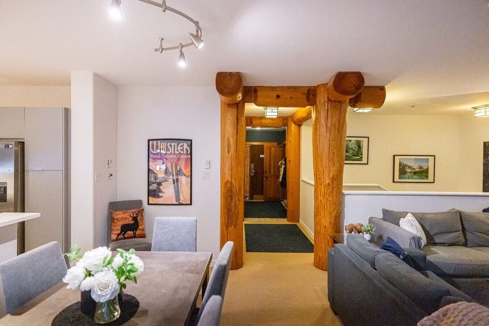 `Lovely peaceful home set in the treetops, spacious and clean. Kitchen well stocked, and bathroom and bedroom configuration works well for families with older teenagers or traveling with extra adults. Host is helpful and responsive` - Sue