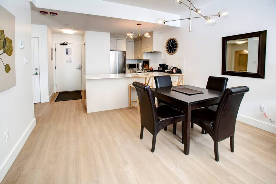 `place was beautiful that we looked forward to coming back to at the end of our ski trips. The 24/7 check in, ski storage, and hot tub made the trip for us. I would highly recommend staying here for group of 4`- Krishan.