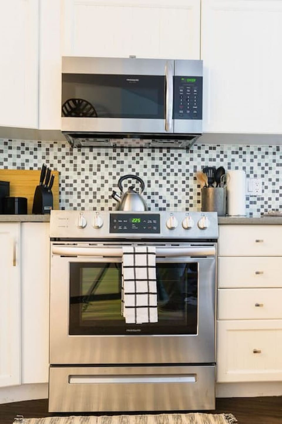FULLY Equipped kitchen with all your cooking and baking needs. When staying with us, we supply coffee, tea, oil, spices and sugar- complimentary!