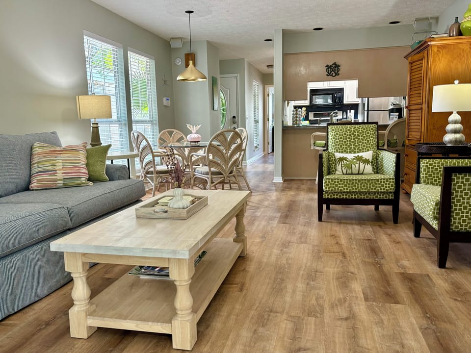 OPEN COMFORTABLE SPACE