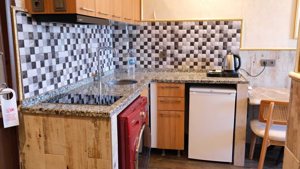 Paper towels, dining tables