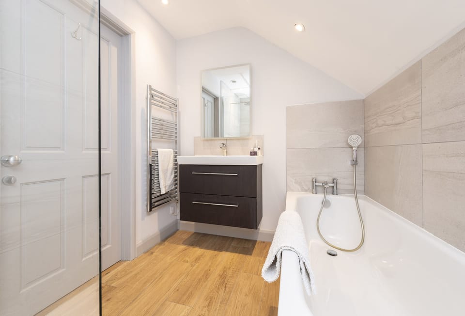 Beauvoir Court Stables, Cerne Abbas: En-suite bathroom with separate shower enclosure