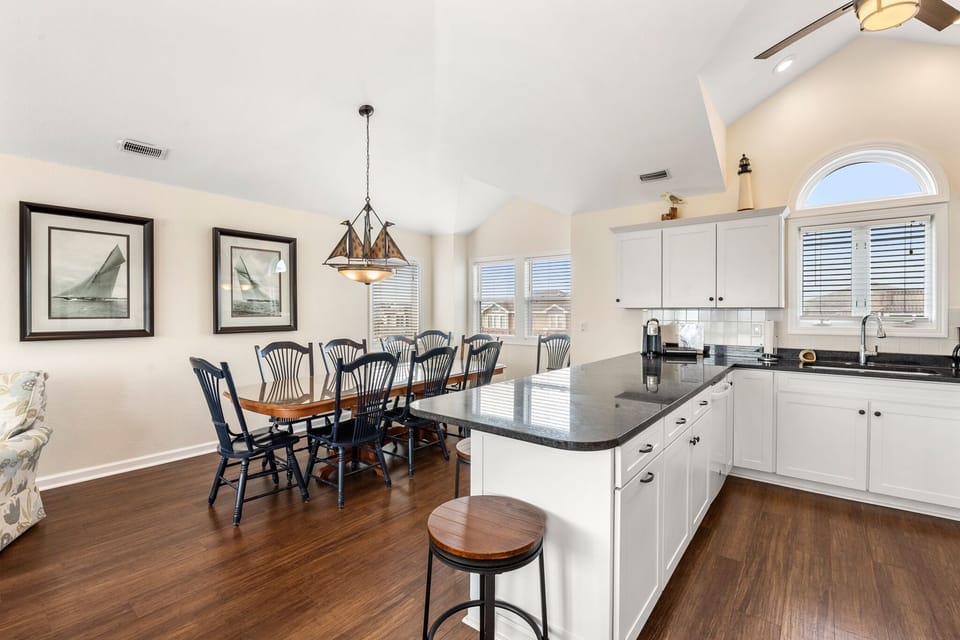 OSE04: Carolina Moon | Top Level Dining Area and Kitchen
