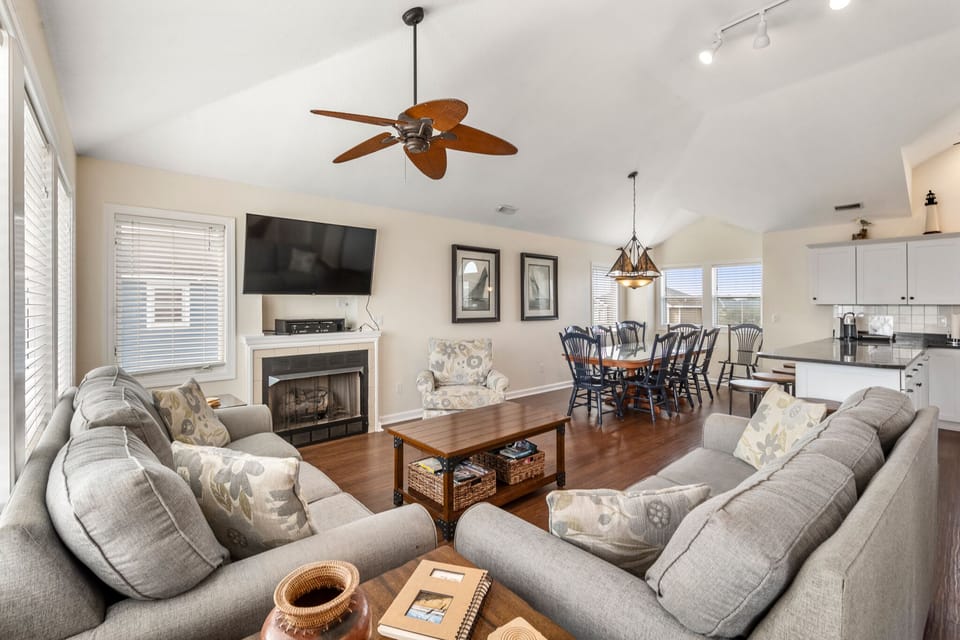 OSE04: Carolina Moon | Top Level Living Area