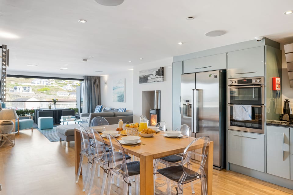 SeaEsta, Portreath. Dining area: With seating for up to eight guests