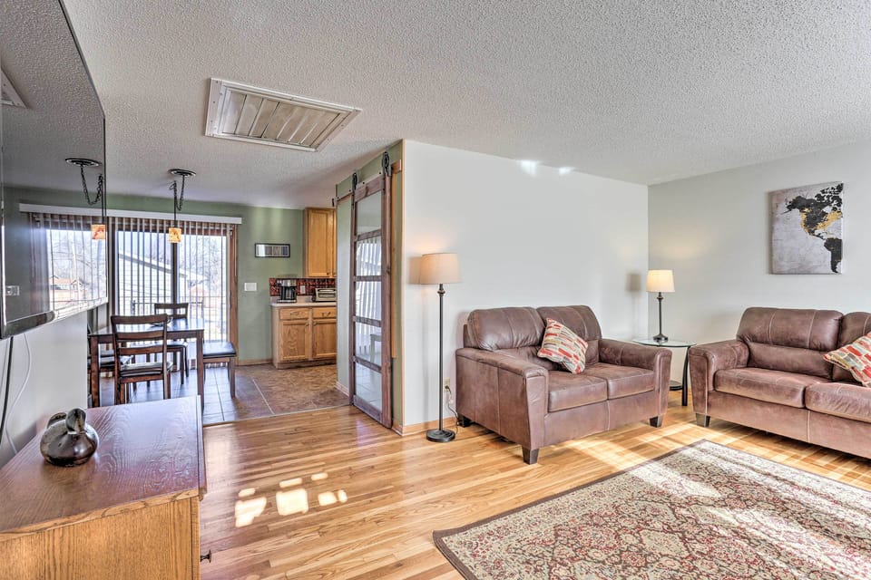 Living Room | Free WiFi | Central A/C & Heating