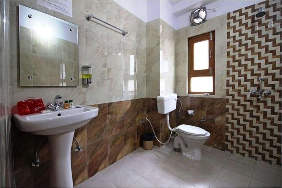 Shower, free toiletries, slippers, bidet