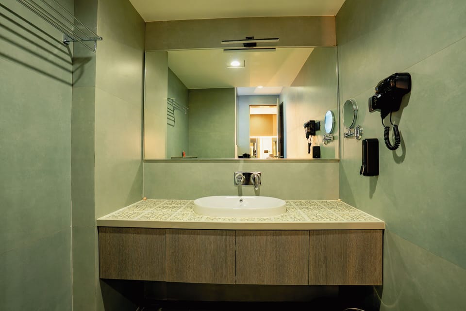 Shower, free toiletries, hair dryer, towels