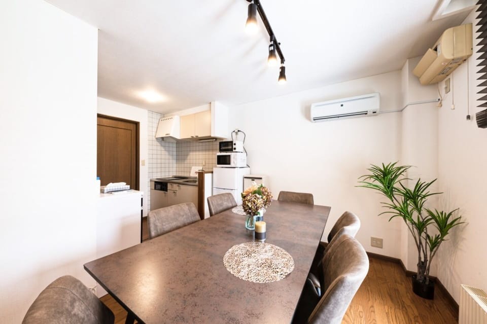 There is a dining table ☆