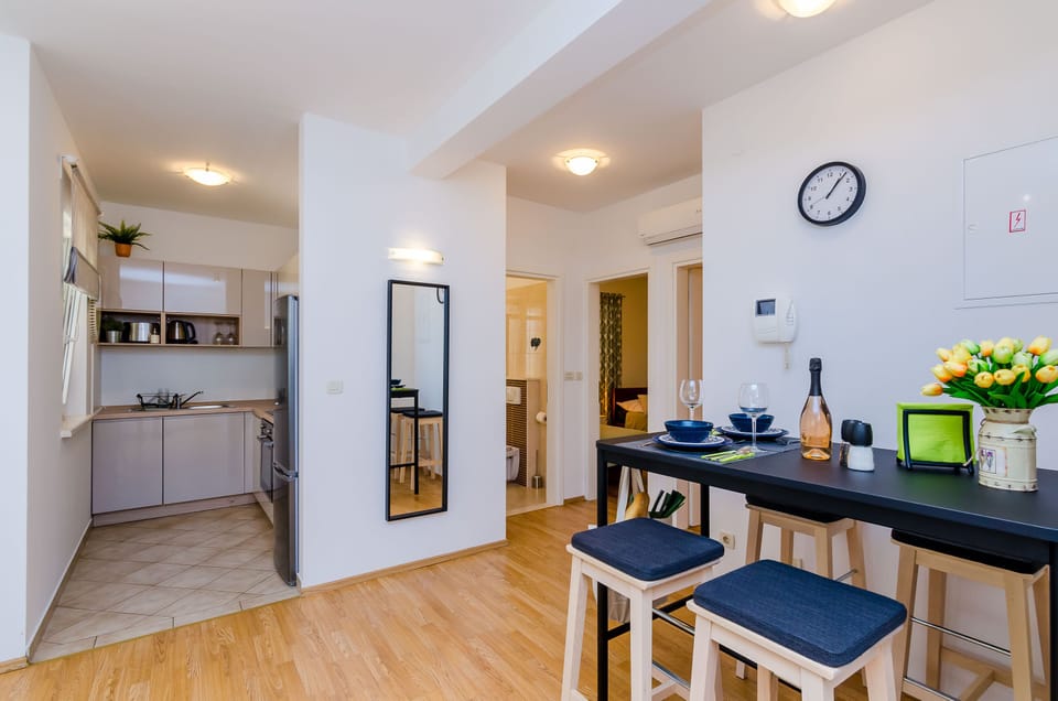 Apartment (2-Bedroom Apt with Garden and Terrace) | Dining room