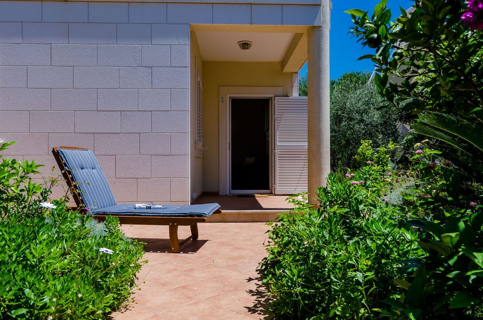 Apartment (2-Bedroom Apt with Garden and Terrace) | Garden