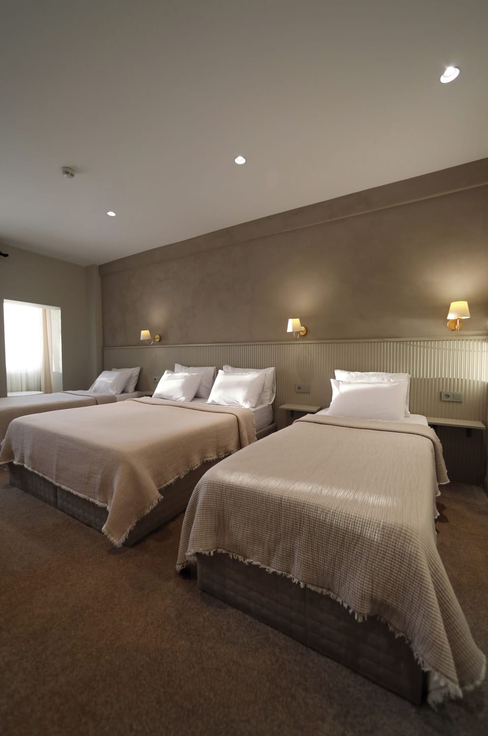 Family Room | Minibar, desk, free WiFi