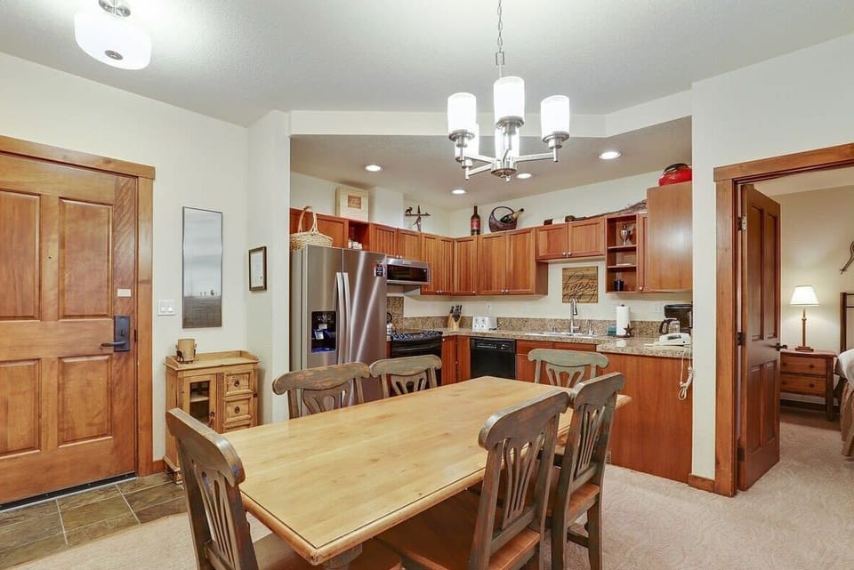 Kitchen & dining table with seating for 6