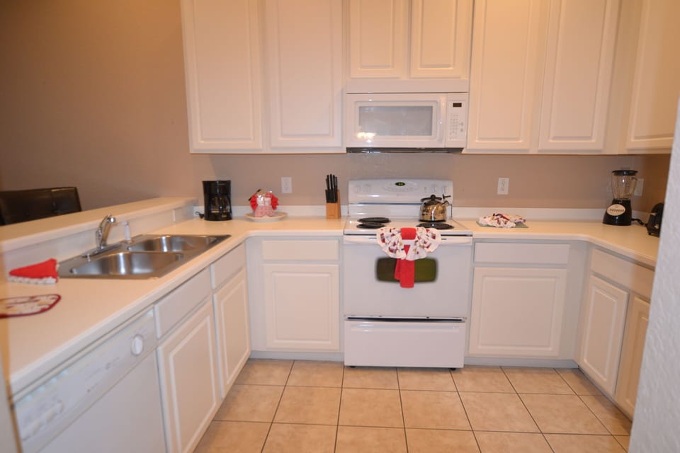 Fully equipped kitchen with microwave and conventional sized oven
