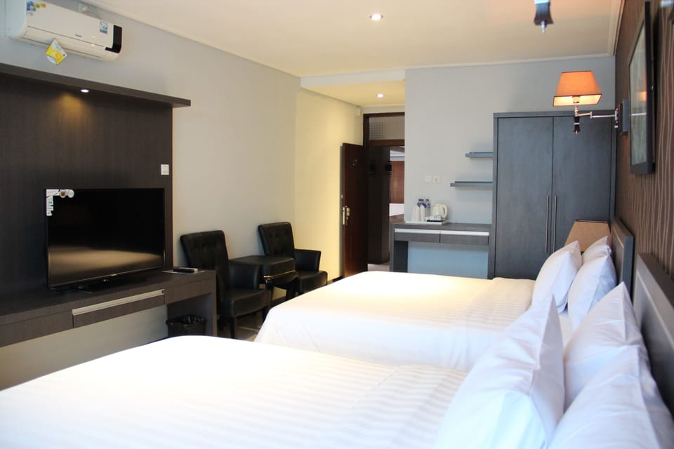 Family Room | Desk, soundproofing, free WiFi, bed sheets