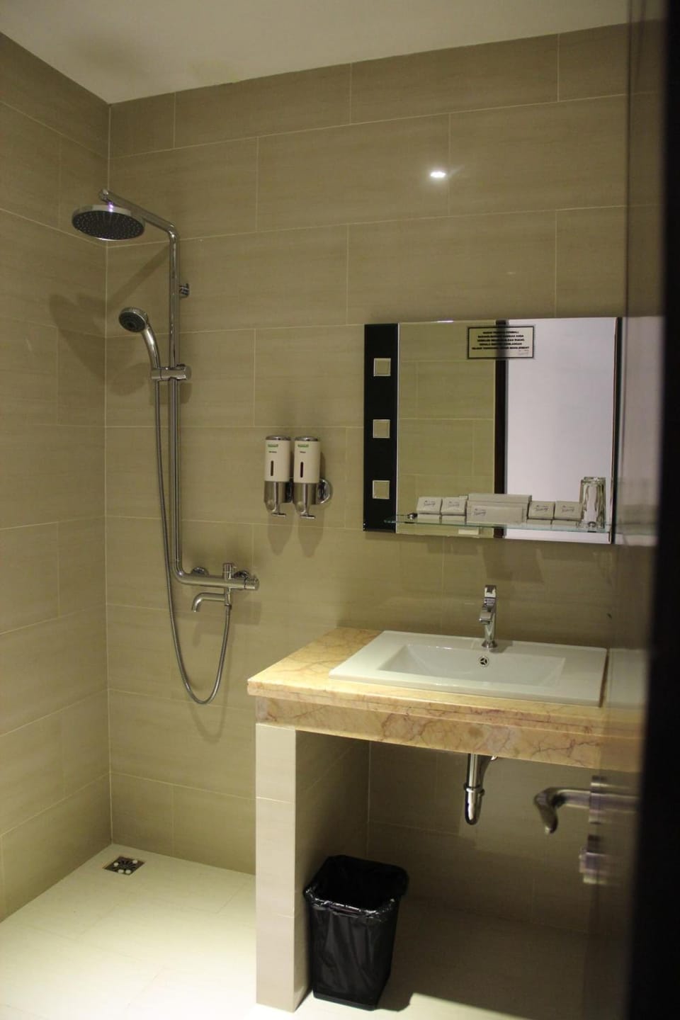 Shower, hydromassage showerhead, free toiletries, hair dryer
