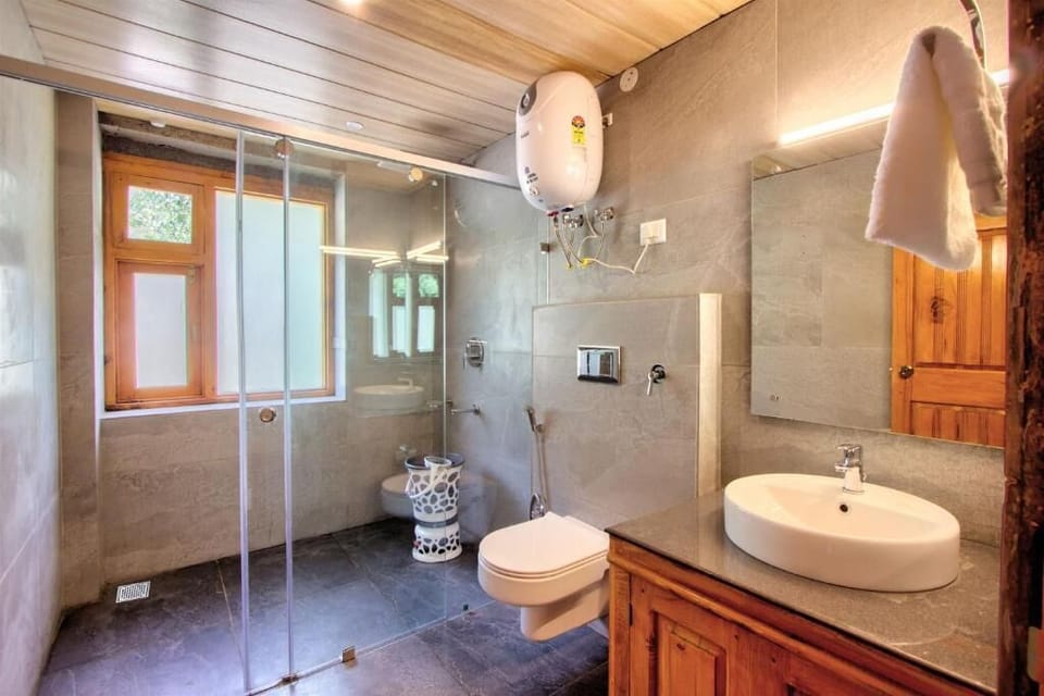 Shower, rainfall showerhead, free toiletries, towels