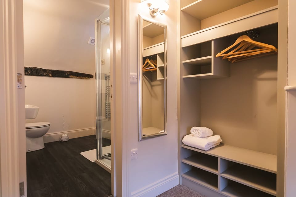 Deluxe Room | Bathroom | Free toiletries, hair dryer, towels