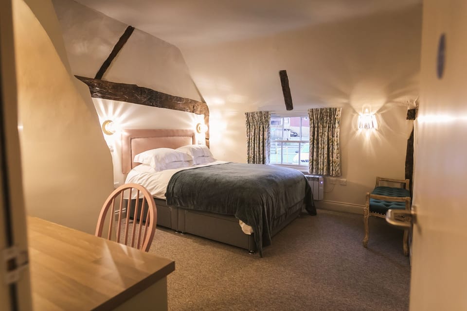 Family Suite | Desk, laptop workspace, iron/ironing board, free WiFi