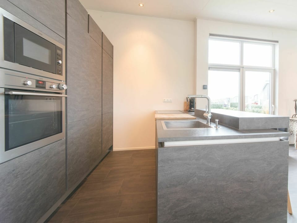 Property, Window, Cabinetry, Building, Wood, Kitchen, Interior Design, Kitchen Appliance, Microwave Oven, Flooring