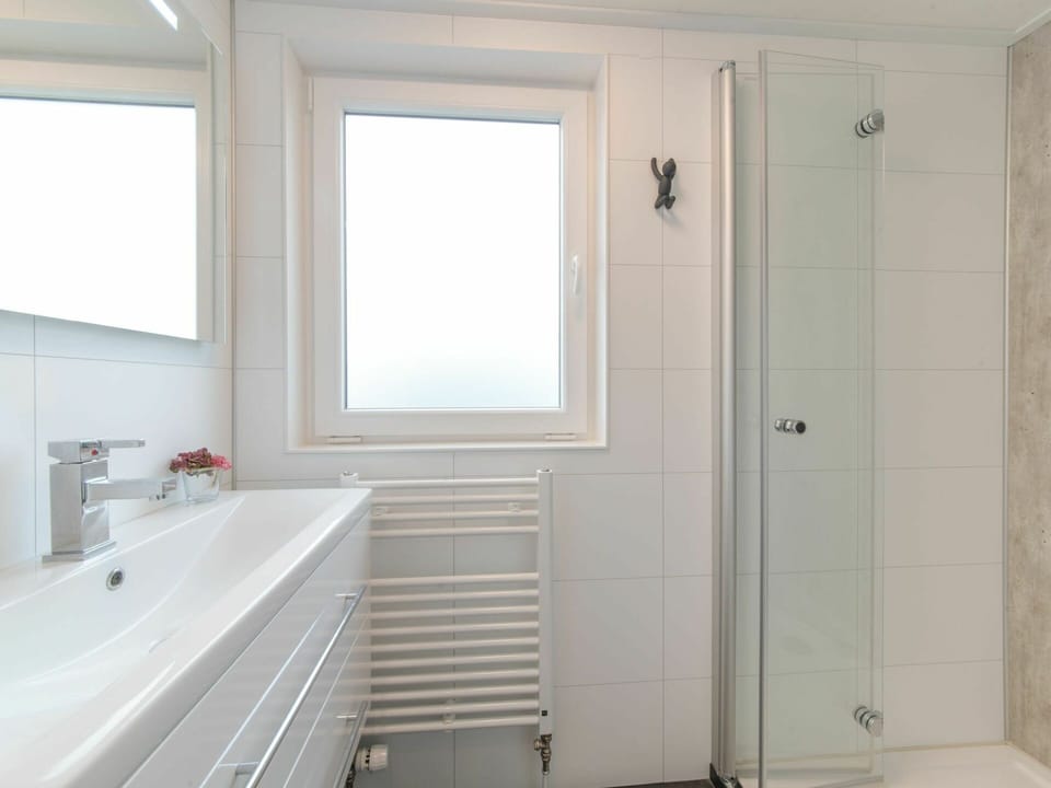 Bathtub, Property, Building, Window, Bathroom Cabinet, Bathroom, Tap, Plumbing Fixture