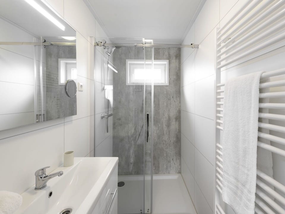 Mirror, Tap, Property, Plumbing Fixture, Sink, Bathroom, Lighting, Interior Design, Building