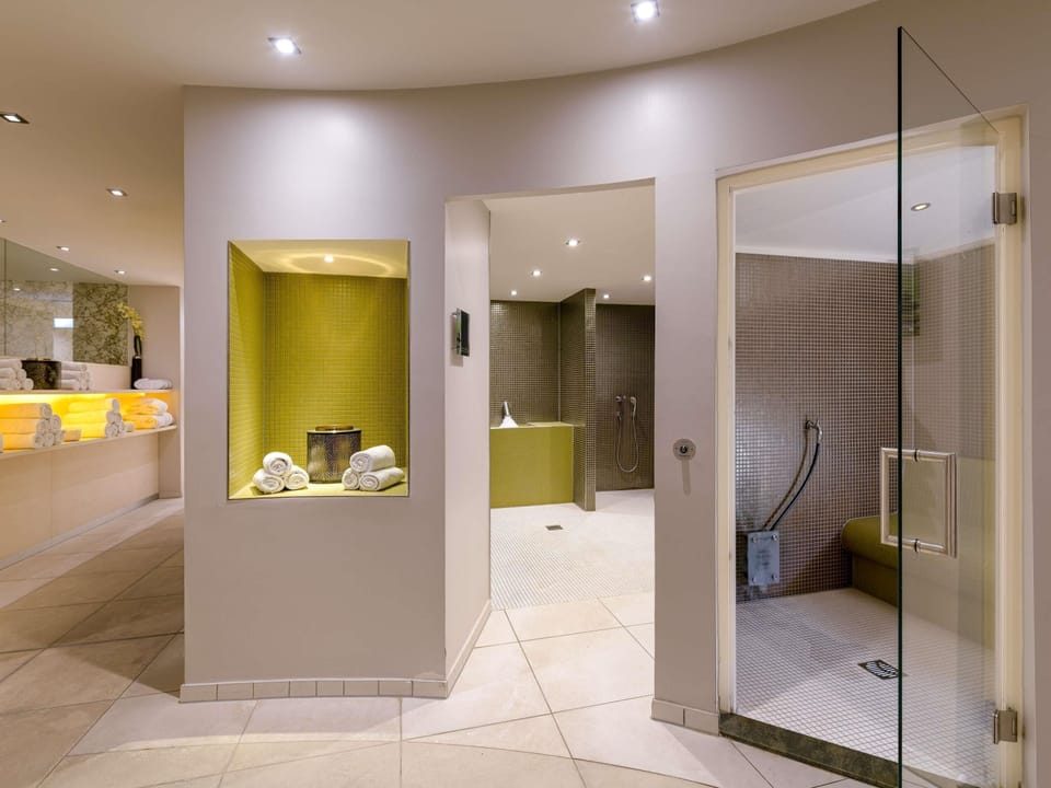 Sauna, steam room