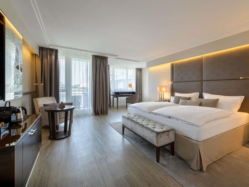 Executive Twin Room, 1 King Bed | Hypo-allergenic bedding, minibar, in-room safe, individually decorated